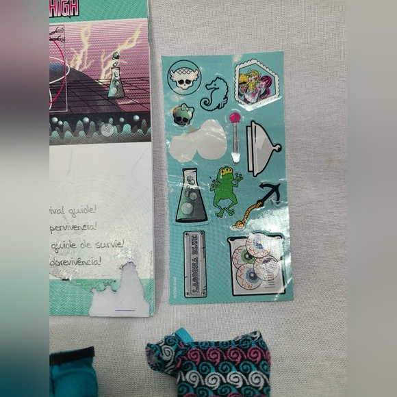 Monster High Lagoona Blue Mad Science Doll Mattel 2011 Has a dye mark on face - Picture 6 of 11